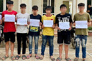 8 thanh thiếu niên dùng hung khí nóng đánh người gặp trên đường